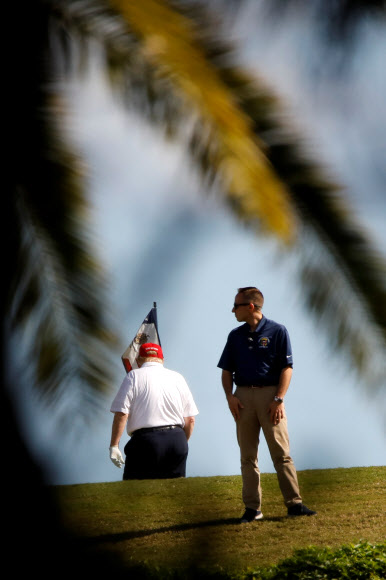 도널드 트럼프(왼쪽) 미국 대통령이 27일(현지시간) 휴가지인 플로리다주 웨스트팜비치의 ‘트럼프 인터내셔널 골프 클럽’에서 골프를 치고 있다. 로이터 연합뉴스 