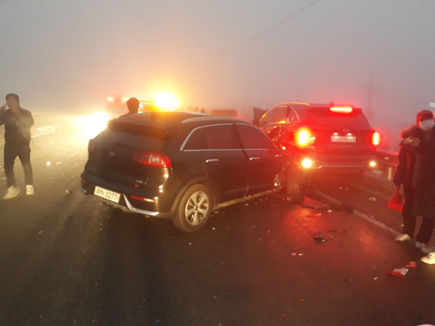 영천에 있는 왕복 4차선 도로에서 도로 결빙과 짙은 안개로 인해 발생한 차량 18대의 연쇄 추돌사고 현장. 경북도소방본부 제공