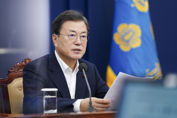문재인 대통령이 28일 오후 청와대에서 열린 수석·보좌관 회의에서 발언하고 있다. 2020. 12. 28 도준석 기자pado@seoul.co.kr