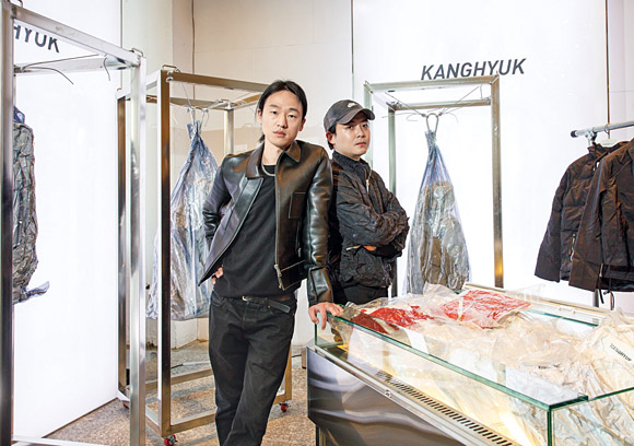 ‘KANGHYUK’의 최강혁(오른쪽)·손상락 디자이너.  삼성물산 패션부문 제공