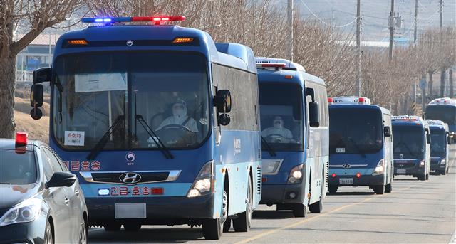 28일 서울 동부구치소에서 코로나19 확진 판정을 받은 수용자 가운데 345명을 태운 버스가 경북 청송군 경북북부 제2교도소로 향하고 있다. 청송 뉴스1