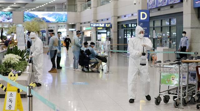 질병관리청 중앙방역대책본부가 지난 22일 영국에서 국내로 입국한 사례에서 코로나19 영국 변이 바이러스를 확인했다고 28일 밝혔다. 이날 오후 인천국제공항 제1여객터미널 입국장에서 공항 방역 관계자들이 방역작업을 하고 있다. 2020.12.28 뉴스1