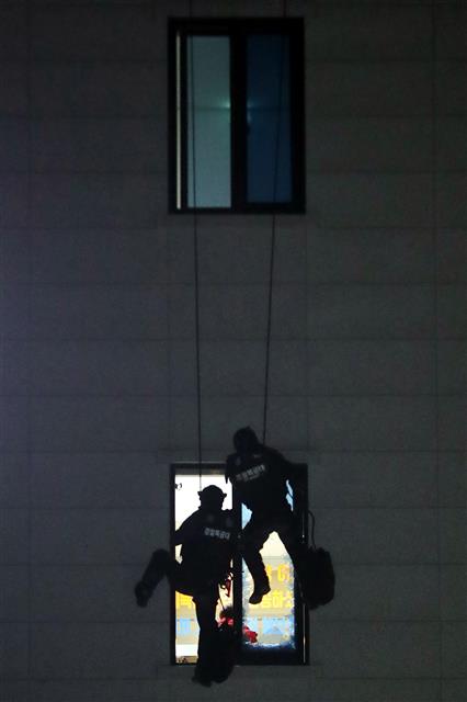 28일 오후 충북 청주시 청원구 율량동 한 건물 4층에서 흉기·방화 위협을 하던 30대 남성이 대치 12시간만에 경찰 특공대에게 진압되고 있다. 202012.28 뉴스1