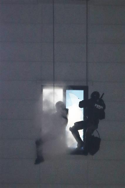 28일 오후 충북 청주시 청원구 율량동 한 건물 4층에서 흉기·방화 위협을 하던 30대 남성이 대치 12시간만에 경찰 특공대에게 진압되고 있다. 202012.28 뉴스1