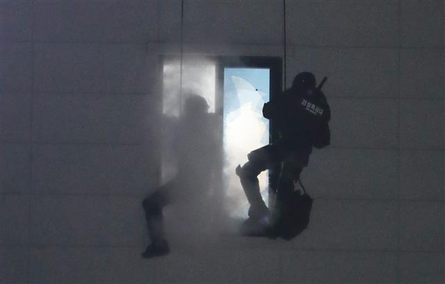 28일 오후 충북 청주시 청원구 율량동 한 건물 4층에서 흉기·방화 위협을 하던 30대 남성이 대치 12시간만에 경찰 특공대에게 진압되고 있다. 202012.28 뉴스1