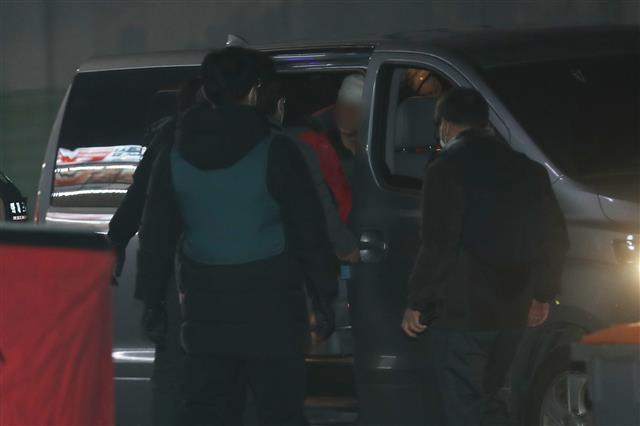 28일 오후 충북 청주시 청원구 율량동 한 건물 4층에서 흉기·방화 위협을 하던 30대 남성이 대치 12시간만에 경찰 특공대에게 진압된 뒤 경찰서로 옮겨지고 있다. 202012.28 뉴스1