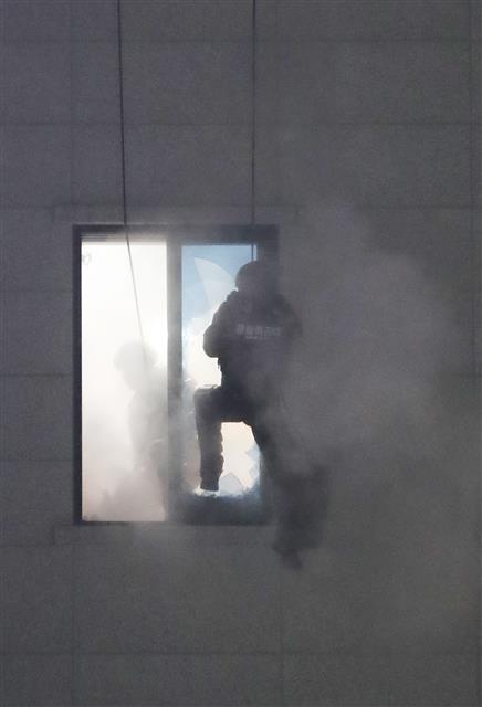 28일 오후 충북 청주시 청원구 율량동 한 건물 4층에서 흉기·방화 위협을 하던 30대 남성이 대치 12시간만에 경찰 특공대에게 진압되고 있다. 202012.28 뉴스1