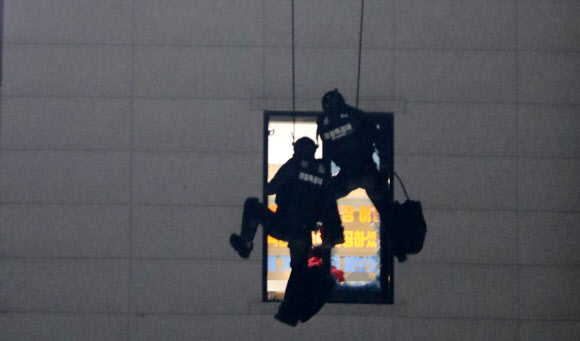 28일 오후 청주시 청원구 율량동 4층짜리 건물에서 휘발유를 뿌리고 폭파 협박을 한 30대 남성이 경찰 특공대에 제압되고 있다. 2020.12.28  연합뉴스