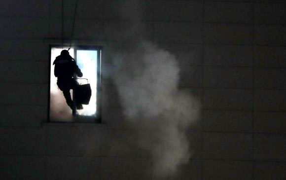 28일 오후 청주시 청원구 율량동 4층짜리 건물에서 휘발유를 뿌리고 폭파 협박을 한 30대 남성이 경찰 특공대에 제압되고 있다. 2020.12.28  연합뉴스