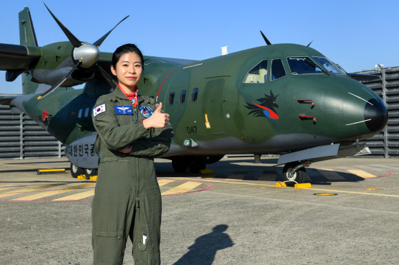 공군이 29일 충남 계룡 공군본부에서 이성용 공군참모총장 주관으로 ‘2020년 보라매 공중사격대회’ 시상식을 개최했다. 사진은 2020년 공군 보라매 공중사격대회 공중기동기 분야 공중투하 부문에서 최우수 조종사로 선정된 5공중기동비행단 258공수비행대대 이세리 소령. 2020.12.29  공군 제공