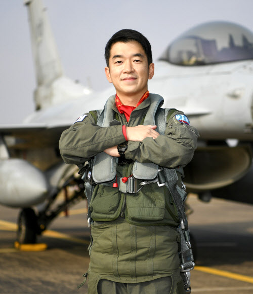 공군이 29일 충남 계룡 공군본부에서 이성용 공군참모총장 주관으로 ‘2020년 보라매 공중사격대회’ 시상식을 개최했다.사진은 2020년 공군 ‘탑건(Top Gun)’에 선정된 20전투비행단 123전투비행대대 한재석 소령. 2020.12.29  공군 제공