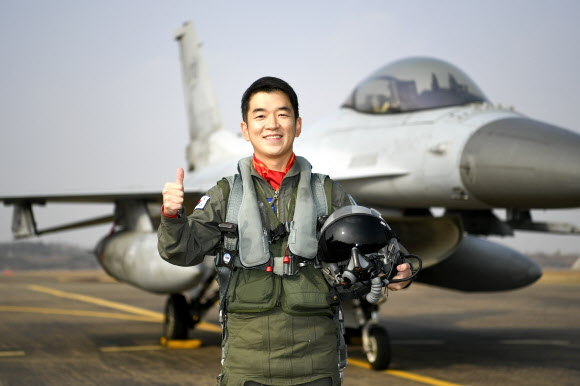 공군이 29일 충남 계룡 공군본부에서 이성용 공군참모총장 주관으로 ‘2020년 보라매 공중사격대회’ 시상식을 개최했다. 사진은 2020년 공군 ‘탑건(Top Gun)’에 선정된 20전투비행단 123전투비행대대 한재석 소령. 2020.12.29  공군 제공