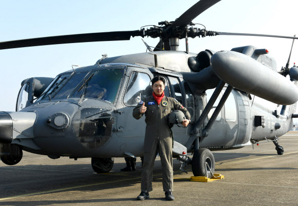 공군이 29일 충남 계룡 공군본부에서 이성용 공군참모총장 주관으로 ‘2020년 보라매 공중사격대회’ 시상식을 개최했다. 사진은 2020년 공군 보라매 공중사격대회 공중기동기 분야 탐색구조 부문에서 최우수 조종사로 선정된 6탐색구조비행전대 233탐색구조비행대대 곽명석 소령(진). 2020.12.29  공군 제공