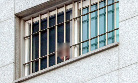 29일 오전 서울 송파구 동부구치소에서 마스크를 쓰지 않은 한 수용자가 취재진을 응시하고 있다. 어제 동부구치소에서 233명의 확진자가 추가돼 지금까지 이곳에서만 총 757명이 감염됐다. 2020.12.29  연합뉴스