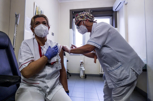 이탈리아 로마의 한 병원에서 28일 의료진이 코로나 백신을 맞고 있다. 유럽연합은 지난 27일 코로나 바이러스에 맞서 백신을 맞자는 캠페인을 시작했다. 연합뉴스