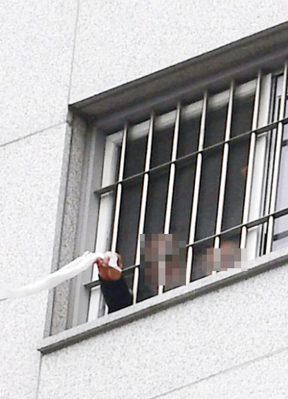 코로나19 집단 감염으로 확진자 750여 명이 발생한 서울 송파구 동부구치소에서 29일 마스크를 쓰지 않은 수용자들이 창문 밖을 보고 있다. 어제 동부구치소에서 233명의 확진자가 추가돼 지금까지 이곳에서만 총 757명이 감염됐다. 2020. 12. 29  박윤슬 기자 seul@seoul.co.kr