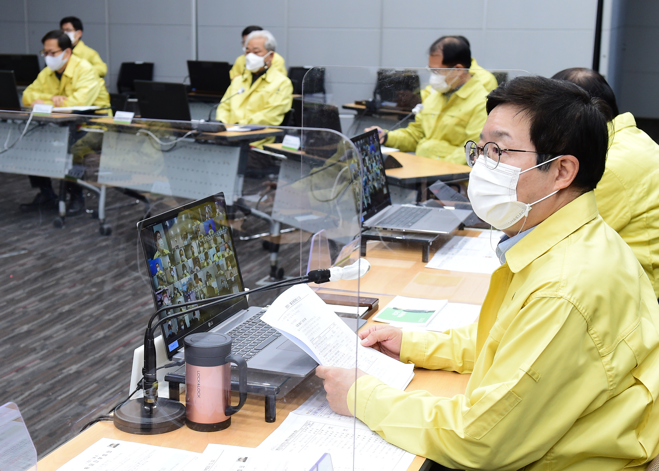 염태영 수원시장이 29일 시청에서 열린 비대면 ‘확대간부회의’에서 모두 발언을 하고 있다.   수원시 제공