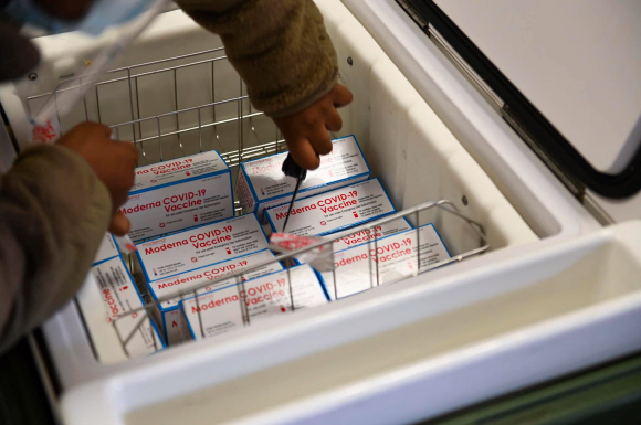 주한미군 관계자가 지난 25일 주한미군 육군 병원에 도착한 코로나19 백신을 옮기고 있다. 2020.12.29.  주한미군 홈페이지