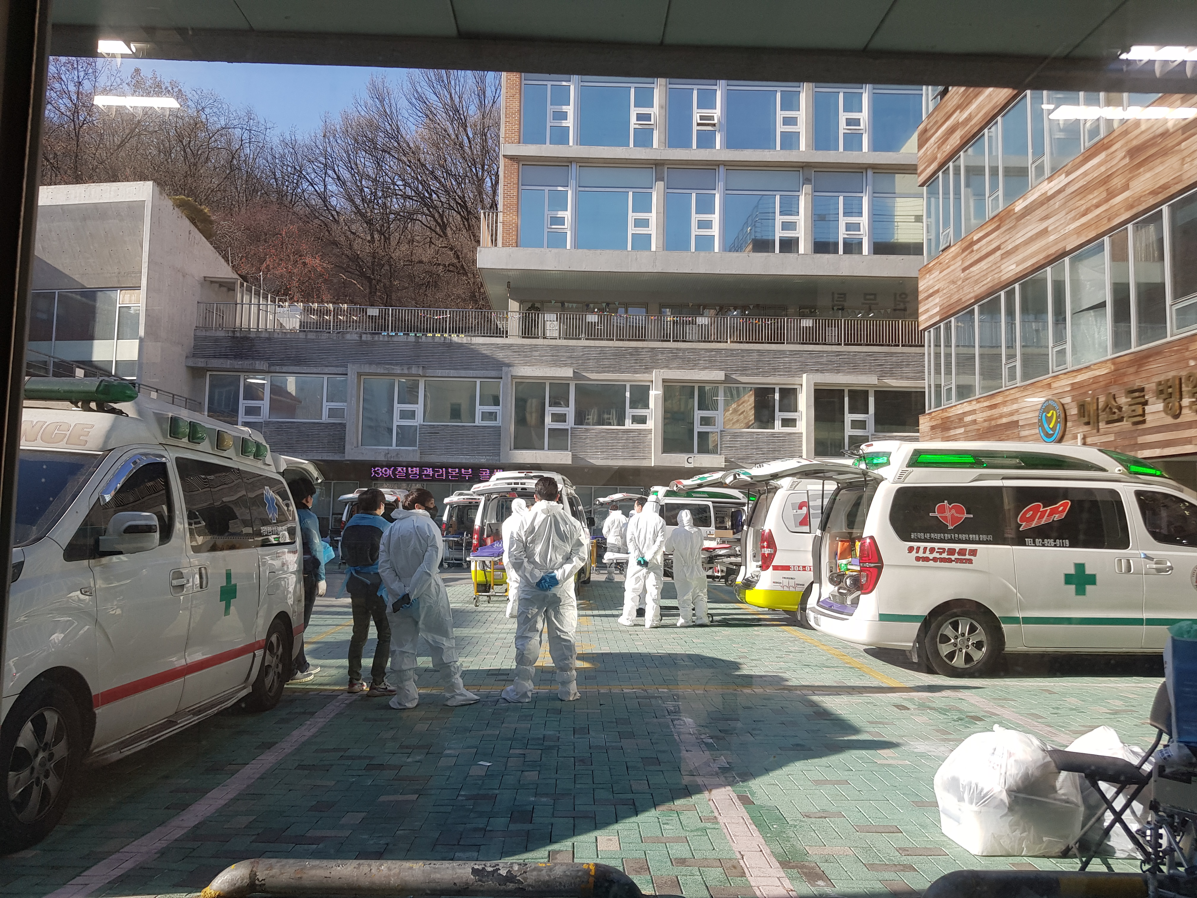 서울 구로구 미소들요양병원 직원들이 레벨D 방호복을 입은 채 환자 전원을 위해 구급차 앞에서 대기중이다.  최희진 의사 제공