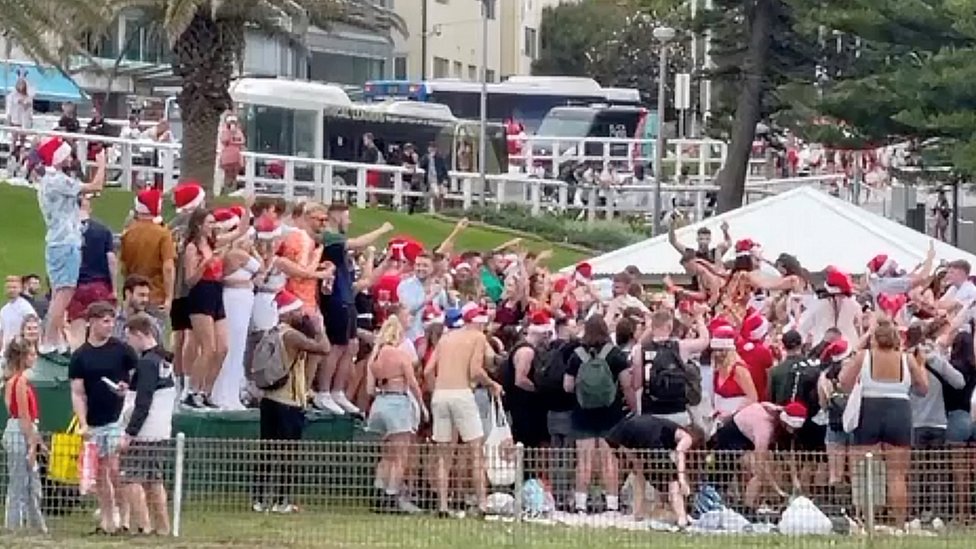 성탄절 호주 시드니의 브론테 해변에 모인 파티족들이 떠들썩하게 파티를 벌이고 있다. 그런데 시드니 주민들을 경악하게 만든 이들 중 상당수가 영국인 배낭여행객들일 가능성이 있다는 목격담을 영국 BBC가 29일 보도해 눈길을 끈다. 로이터 자료사진 연합뉴스 