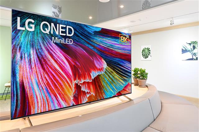 LG전자가 29일 기존 LCD TV보다 색 재현력을 최고 수준으로 구현했다며 처음 공개한 미니 LED TV ‘LG QNED TV’. LG전자 제공