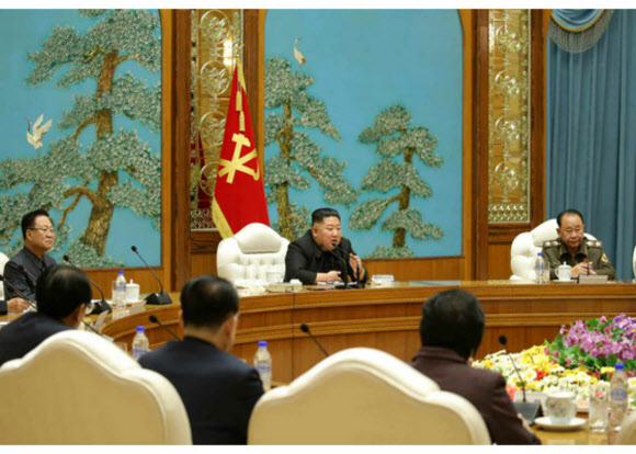 노동당 기관지 노동신문은 29일 노동당 중앙위원회 제7기 22차 정치국 회의가 개최됐다고 30일 보도했다. 이 회의는 김정은 위원장이 참석한 가운데 열렸다. 정치국은 회의를 통해 8차 당대회를 내년 1월 초순(1∼10일)에 개회하기로 했다. 2020.12.30  노동신문 홈페이지 캡처