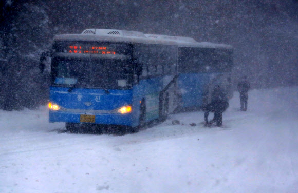 제주도 산간에 대설경보가 내려진 30일 오전 제주시 516도로를 지나던 버스들이 운행을 중단한 채 서 있다. 2020.12.30  연합뉴스