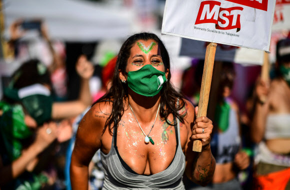 시위대가 29일(현지시간) 아르헨티나 부에노스아이레스 시 의회 건물 밖에서 낙태 합법화를 찬성하는 시위를 벌이고 있다. AFP 연합뉴스