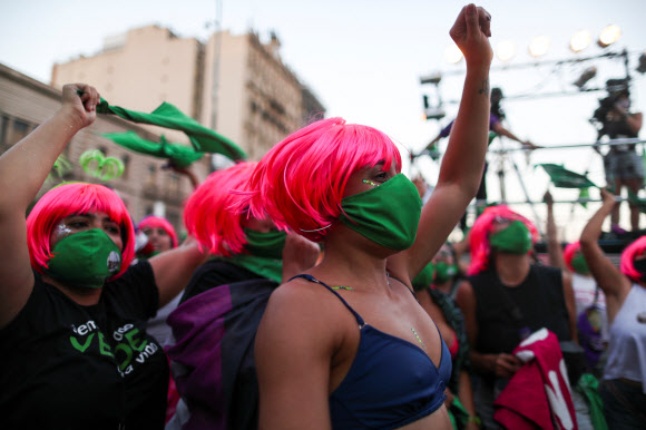 시위대가 29일(현지시간) 아르헨티나 부에노스아이레스 시 의회 건물 밖에서 낙태 합법화를 찬성하는 시위를 벌이고 있다.  로이터 연합뉴스