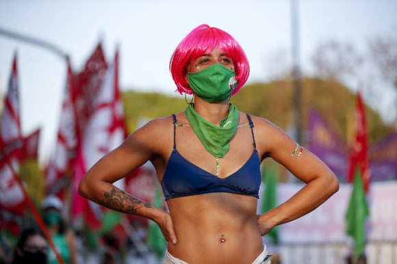 시위대가 29일(현지시간) 아르헨티나 부에노스아이레스 시 의회 건물 밖에서 낙태 합법화를 찬성하는 시위를 벌이고 있다. AP 연합뉴스