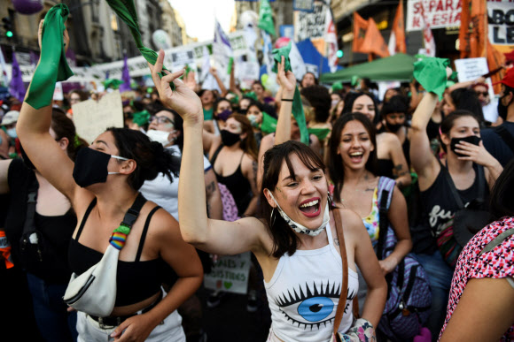 시위대가 29일(현지시간) 아르헨티나 부에노스아이레스 시 의회 건물 밖에서 낙태 합법화를 찬성하는 시위를 벌이고 있다. 로이터 연합뉴스