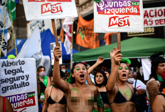 시위대가 29일(현지시간) 아르헨티나 부에노스아이레스 시 의회 건물 밖에서 낙태 합법화를 찬성하는 시위를 벌이고 있다. AFP 연합뉴스