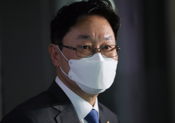 법무부 장관 후보자로 내정된 박범계 더불어민주당 의원이 30일 오후 국회 의원회관에서 소감을 밝히고 있다. 2020. 12. 30 김명국 선임기자 daunso@seoul.co.kr