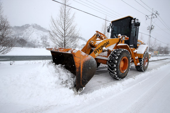 대설경보가 발효 중인 30일 전남 장성군 광주국토관리사무소의 제설장비가 도로 위의 눈을 치우고 있다. 2020.12.30  연합뉴스