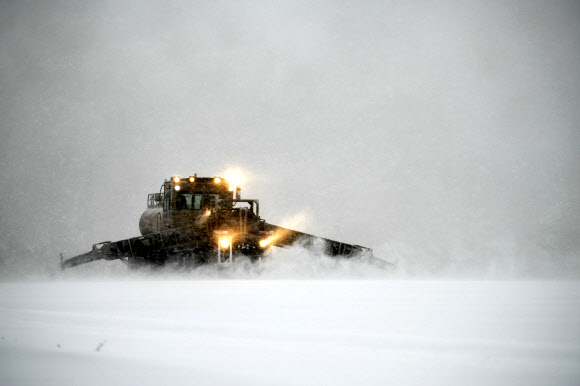 30일 광주 광산구 공군 제1전투비행단 활주로에서 특수 제설 장비 SE-88을 동원한 제설 작업이 이뤄지고 있다. 2020.12.30  공군 제1전투비행단 제공