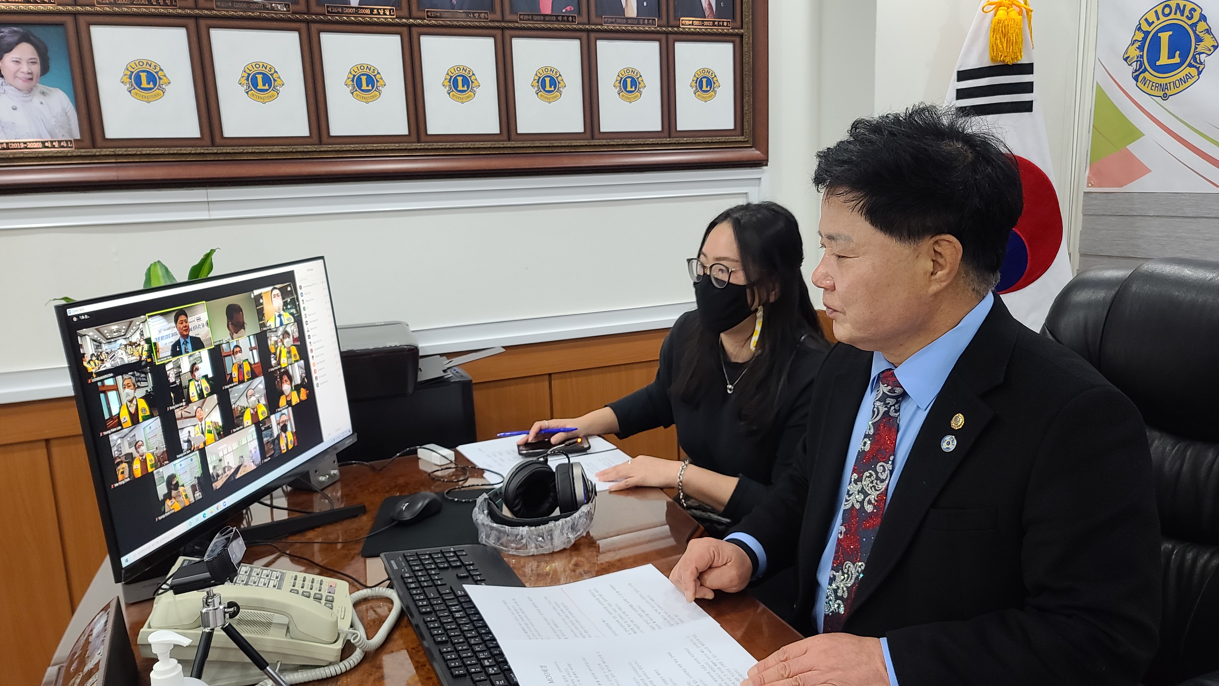 D지구 양주환 총재가 태국 칸차나부리 주정부 관계자들과 온라인 화상회의를 열고 있다.(D지구 제공)