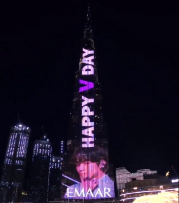 그룹 방탄소년단 멤버 뷔의 생일인 30일 아랍에미리트(UAE) 두바이에 있는 세계 최고층 빌딩 부르즈 칼리파 외벽에 그의 얼굴이 떠 있다. 뷔의 중국 팬클럽인 바이두뷔바가 준비한 이벤트로, 163층 828m에 이르는 부르즈 칼리파 전체 벽면에 ‘HAPPY V DAY’, ‘KIM TAEHYUNG’(뷔 본명), ‘WE PURPLE U’ 등 축하 메시지가 화려하게 건물을 감쌌다. 사진은 이날 부르즈 칼리파 측이 공식 트위터에 올린 3분 영상 중 일부다.<br>두바이 연합뉴스