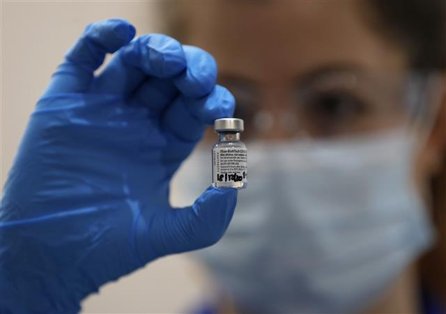 이달 초 영국은 전 세계 최초로 코로나19 백신 접종을 시작했다. AP 연합뉴스