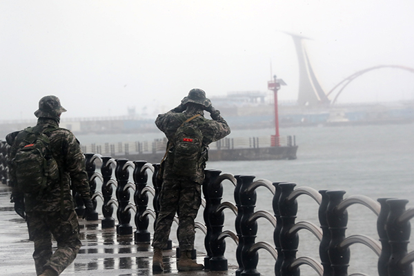 해병대원들이 32명민호가 침몰한 제주항 주변에서 실종자 수색작업을 벌이고 있다.(제주해양경찰서)