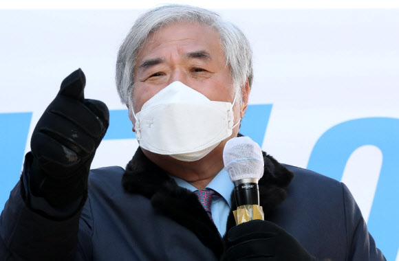 전광훈 사랑제일교회 목사가 31일 오전 서울 성북구 사랑제일교회 앞에서 공직선거법 위반과 대통령 명예훼손 혐의 1심 무죄 석방과 관련해 기자회견을 하고 있다. 2020.12.31  연합뉴스