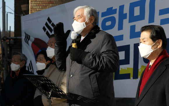 전광훈 사랑제일교회 목사가 31일 오전 서울 성북구 사랑제일교회 앞에서 공직선거법 위반과 대통령 명예훼손 혐의 1심 무죄 석방과 관련해 기자회견을 하고 있다. 2020.12.31  연합뉴스