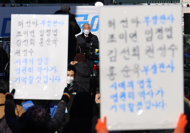 전광훈 사랑제일교회 목사가 31일 오전 서울 성북구 사랑제일교회 앞에서 공직선거법 위반과 대통령 명예훼손 혐의 1심 무죄 석방 기자회견을 하고 있다. 2020.12.31 뉴스1