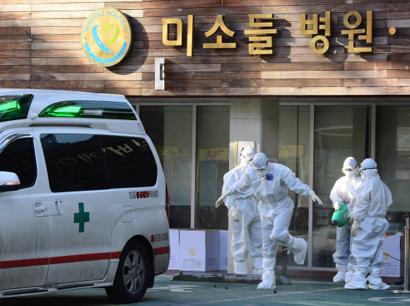 31일 서울 구로구 미소들요양병원에서 환자 이송을 마친 의료진이 소독을 하고 있다.  박윤슬 기자 seul@seoul.co.kr
