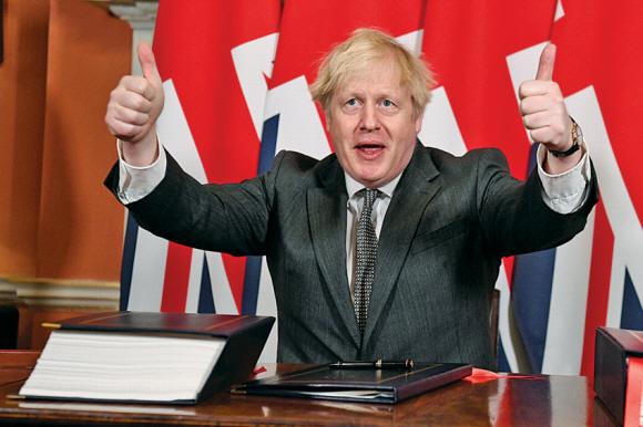 보리스 존슨 영국 총리가 30일(현지시간) 런던 총리관저에서 EU와의 미래관계 협상 합의안에 서명한 뒤 엄지를 들어보이고 있다.-런던 로이터 연합뉴스