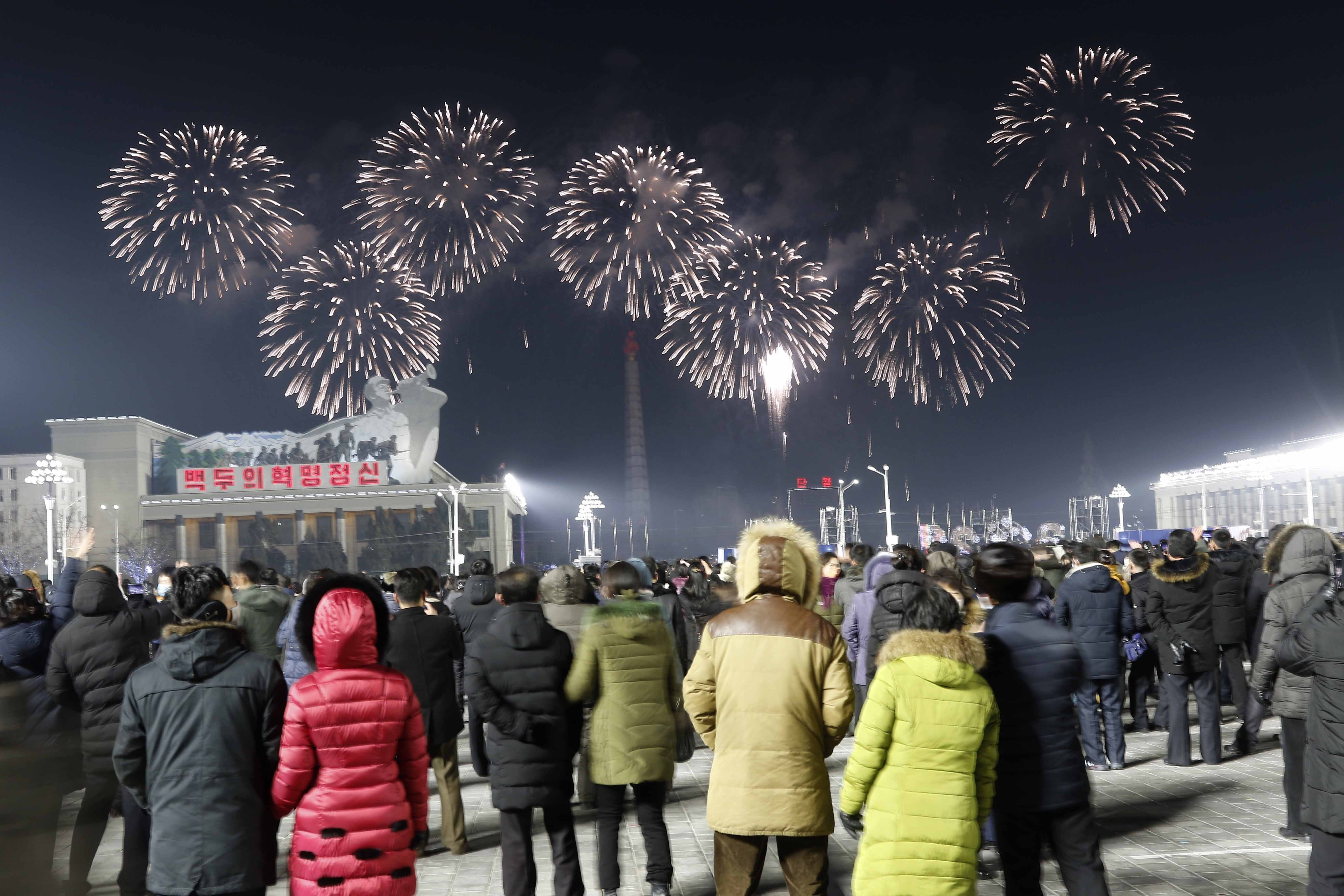 세계 곳곳에서 새해맞이 행사가 취소됐지만, 북한에선 1일 대규모 인파가 모인 가운데 공연과 불꽃놀이가 펼쳐졌다.  평양 AP 연합뉴스