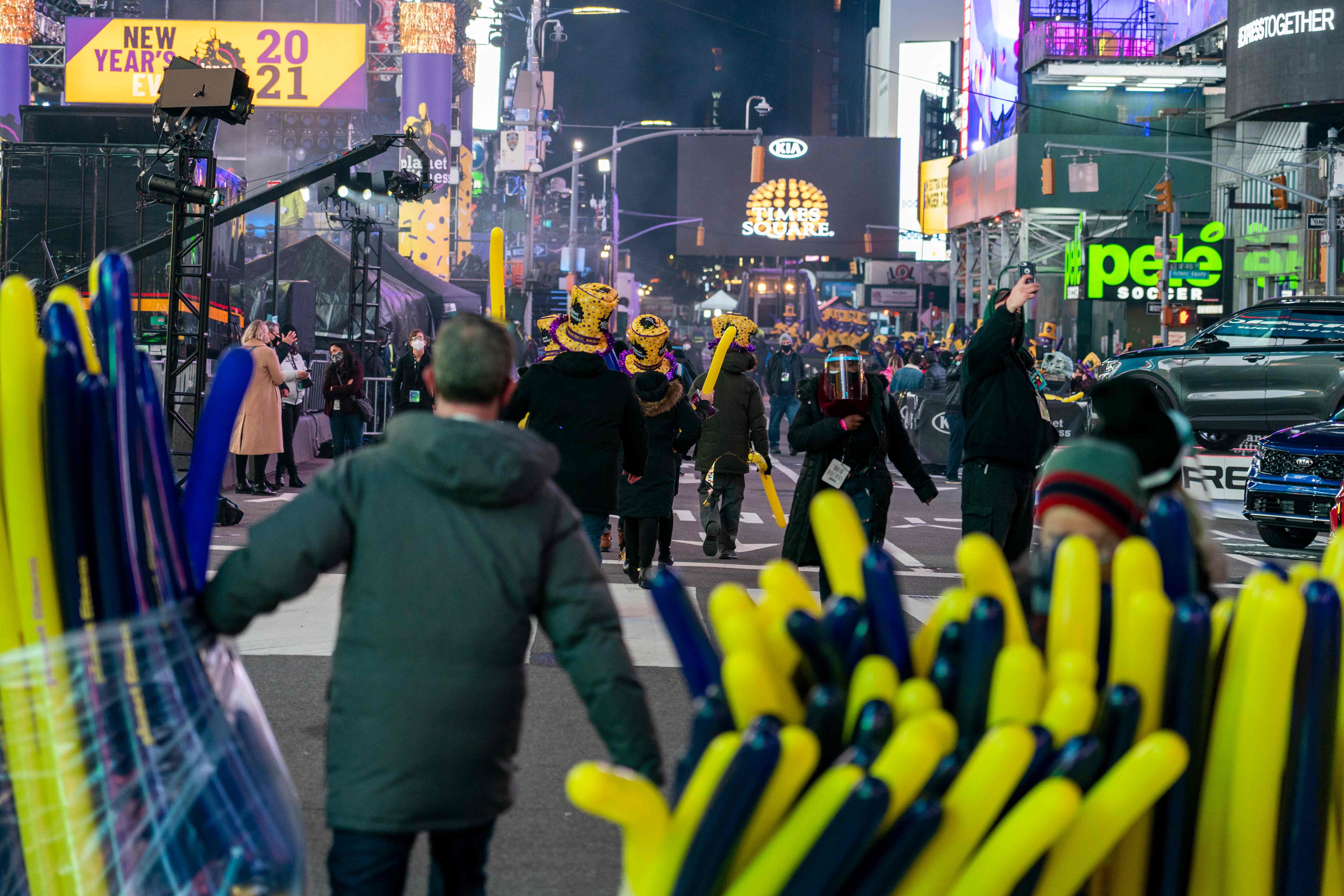 2020년 12월 31일 미국 뉴욕 타임스퀘어의 새해맞이 행사가 금지됐지만, 그럼에도 광장을 찾은 파티광들에게 풍선을 나눠주고 있다. 뉴욕 AFP 연합뉴스
