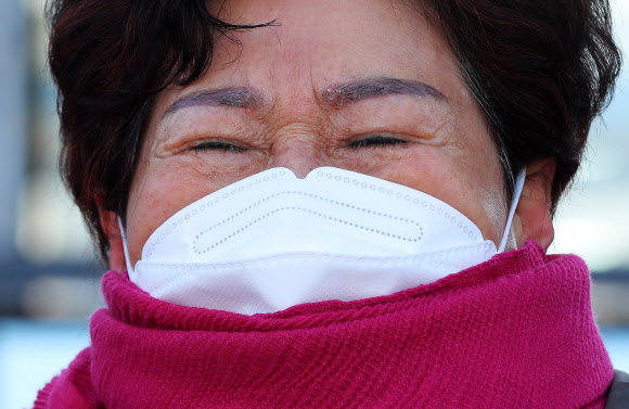 얼어버린 해고 청소노동자의 눈물