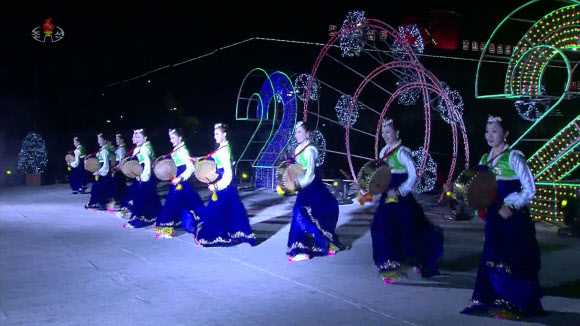 ‘북한도 신년 경축’…평양서 신년경축공연