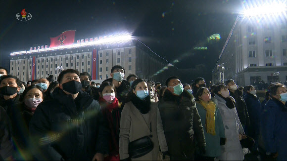 북한, 신년경축식…마스크 쓴 채 광장에 모인 주민들