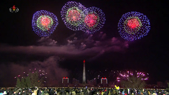 북한, 신년경축식…평양 하늘 수놓은 불꽃